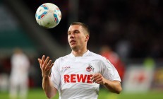 开云APP-血洗银石赛道！迈凯伦完胜雷诺，塞恩斯加冕非冠冕领袖