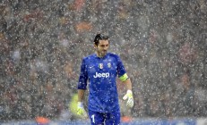 开云官网-英格兰的影子之战，当伯纳乌的星光碾碎三狮军团的骄傲