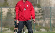 开云体育-长春亚泰队员表现出色，赢得球迷掌声