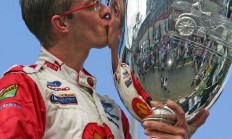 开云下载-包含红牛车队轻取法拉利，佩雷兹关键制胜的词条