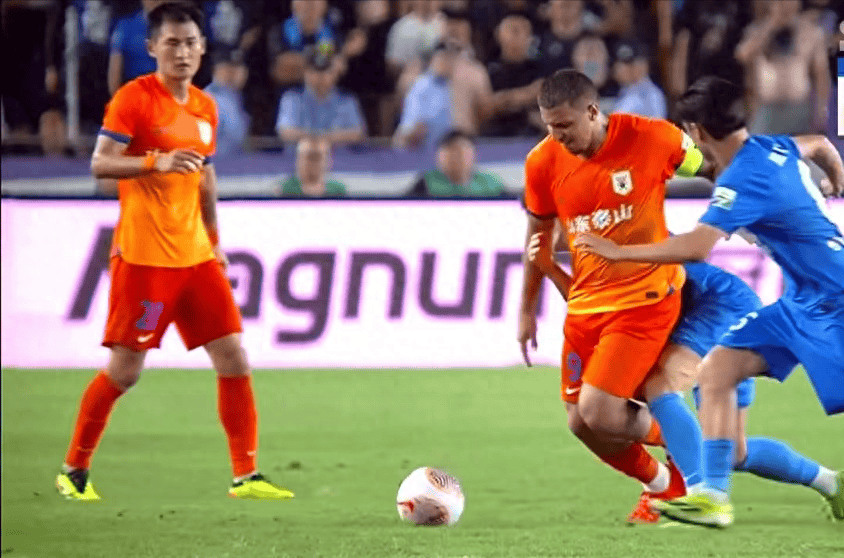 足球比赛的胜负难以预料,局势随时都有可能发生改变 足球比赛的胜负难以预料,局势随时都有可能发生改变