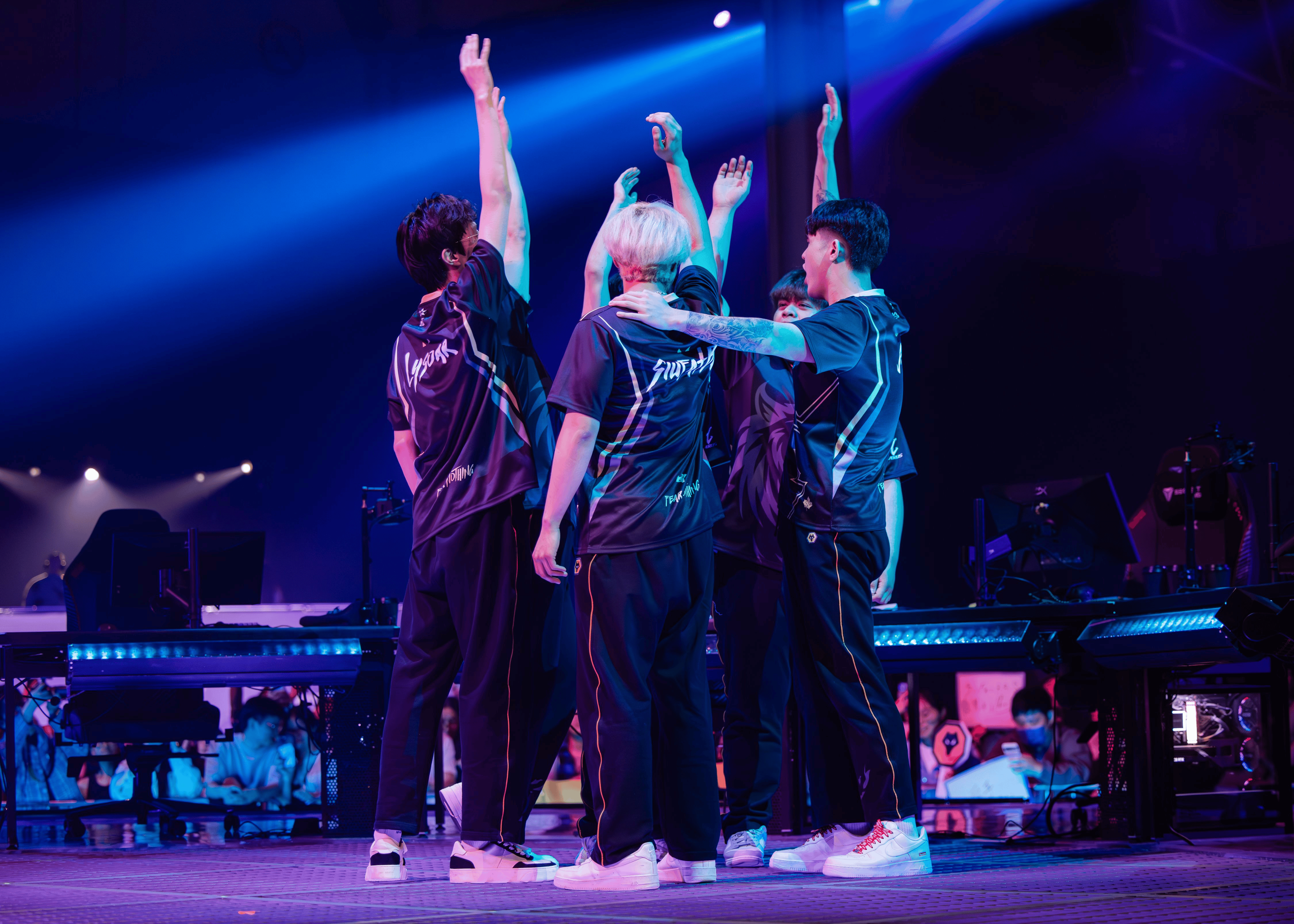 包含V5鏖战FNC,ShowMaker线上压制力十足顶尖较量全球总决赛,引爆全场热议的词条 包含V5鏖战FNC,ShowMaker线上压制力十足顶尖较量全球总决赛,引爆全场热议的词条