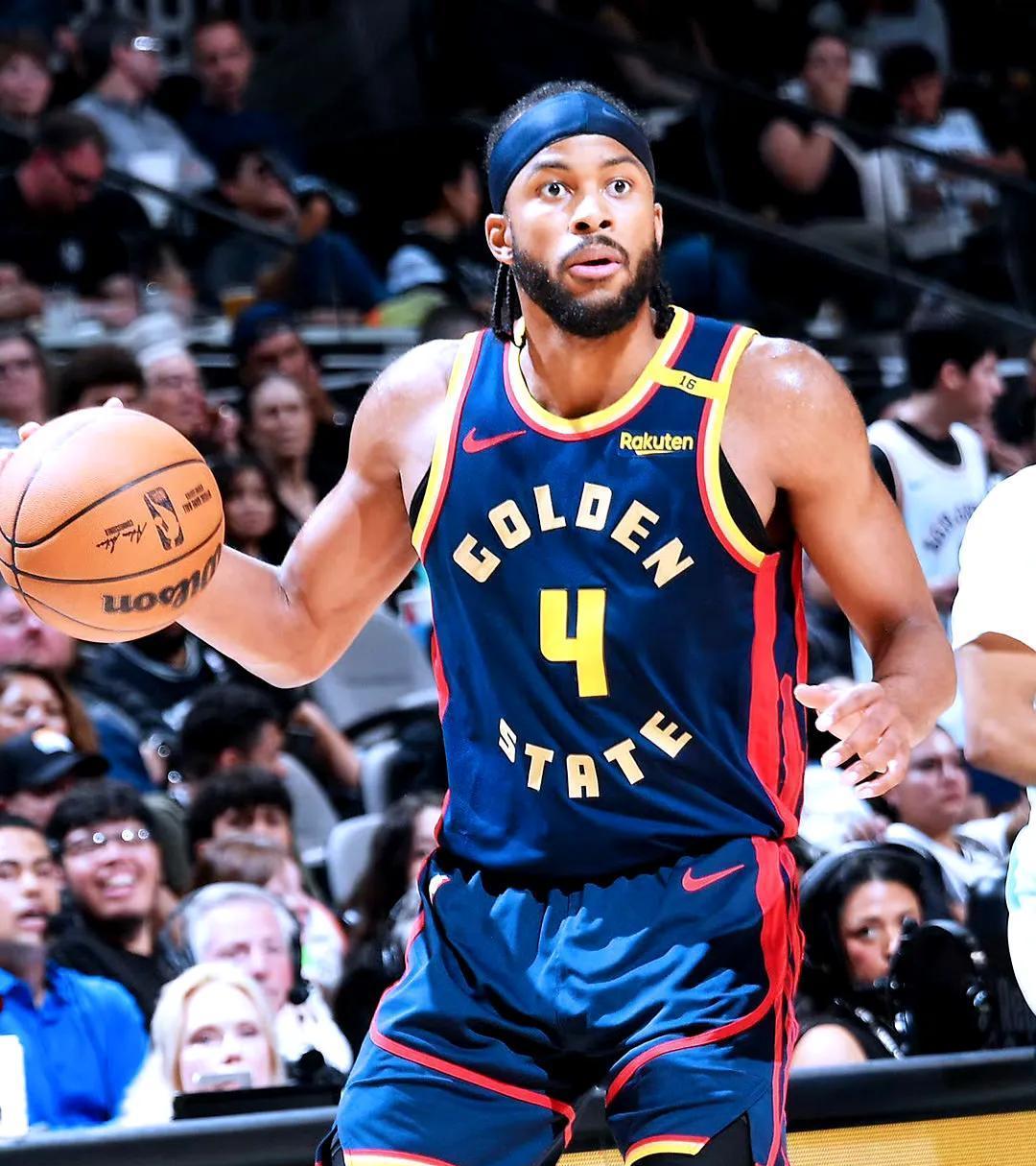 勇士惊险击败马刺,保住胜利 勇士惊险击败马刺,保住胜利