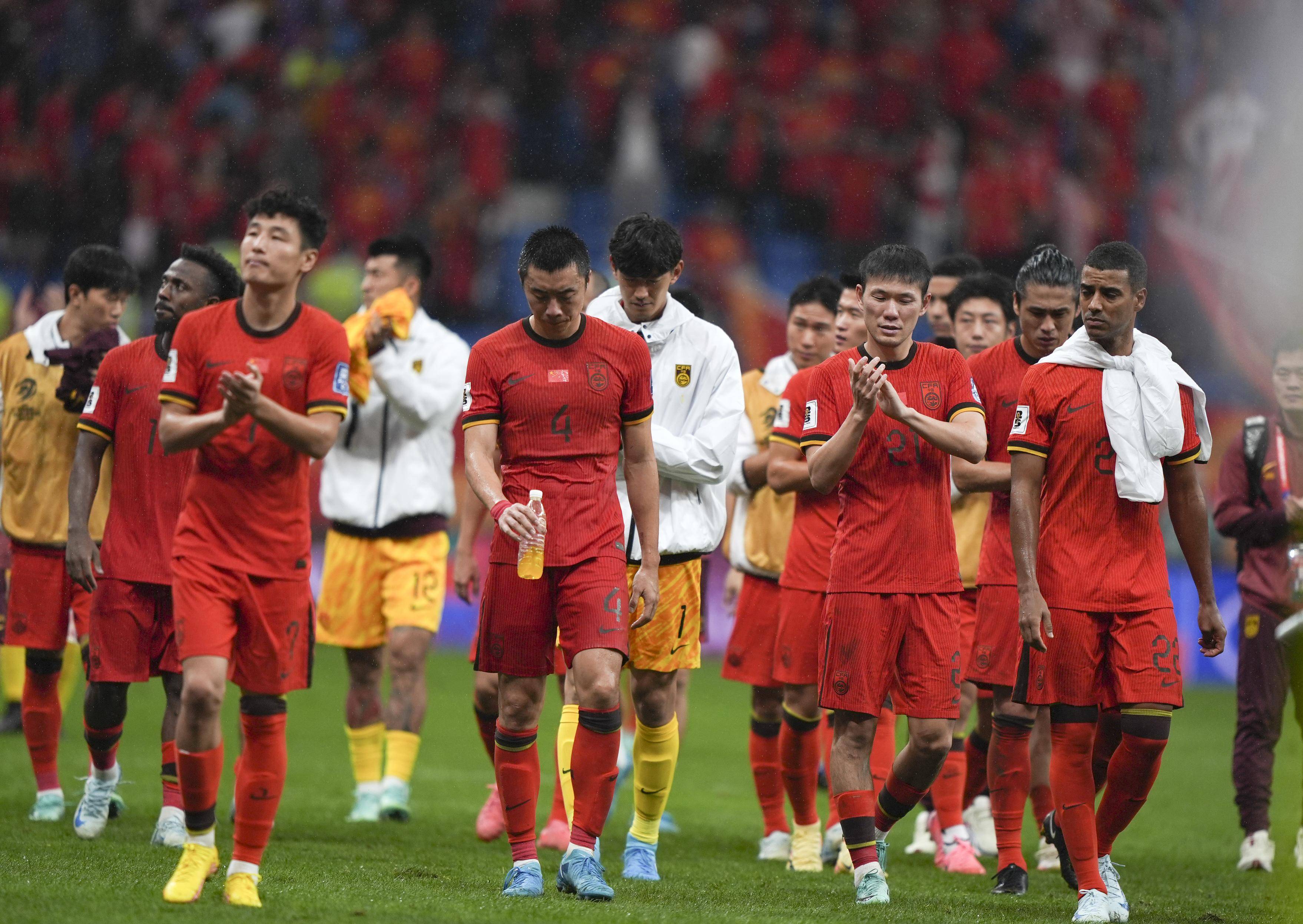 亚洲足球赛场上双方球队在精彩对决中获得胜利 亚洲足球赛场上双方球队在精彩对决中获得胜利