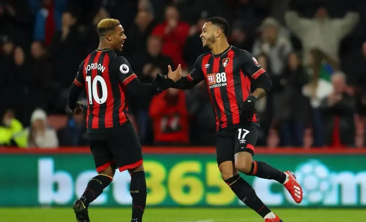 包含利兹联主场力克伯恩茅斯，重回胜利轨道，提升排名的词条