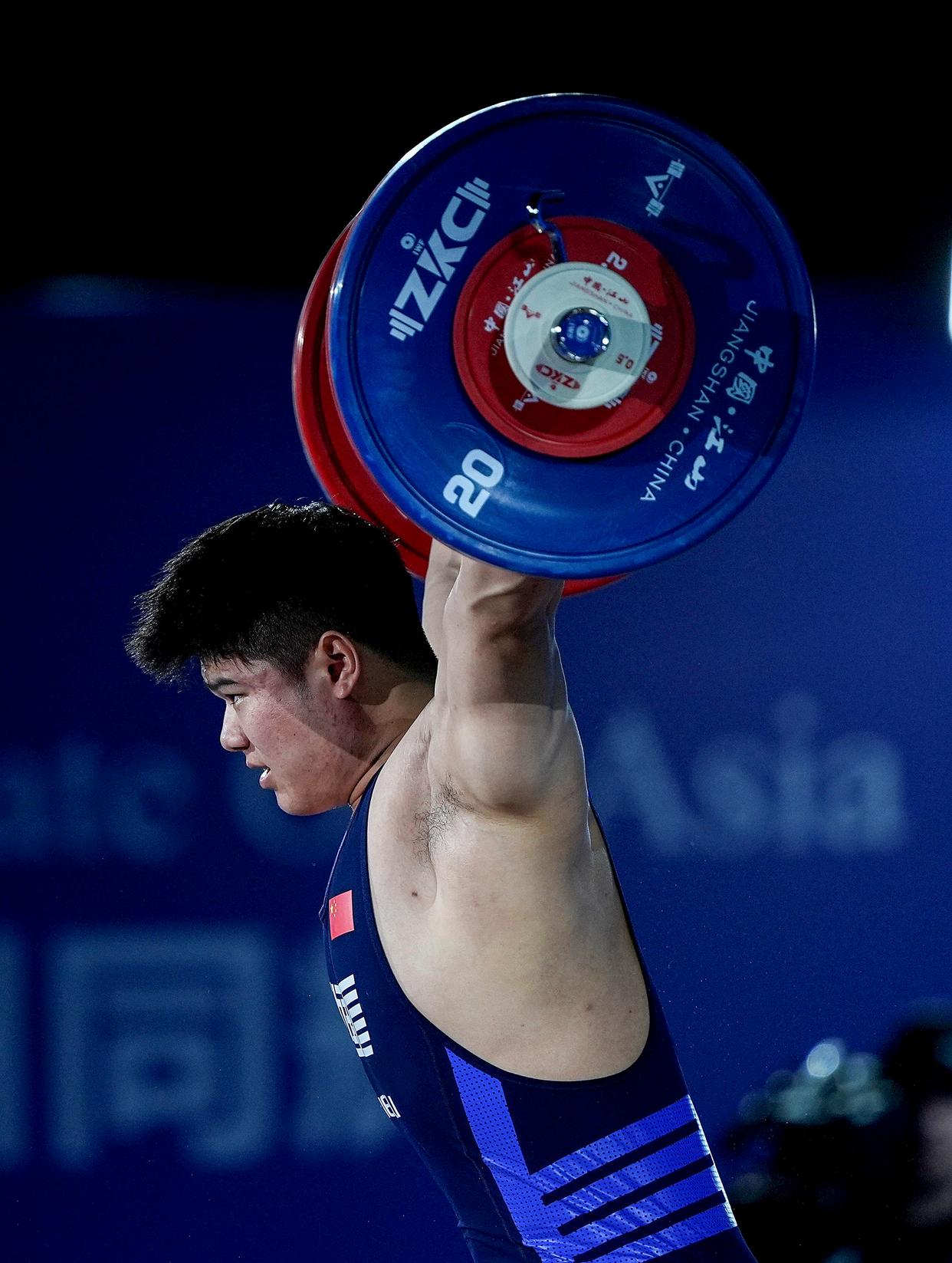 举重运动员遗憾输掉比赛，备战救赎之战