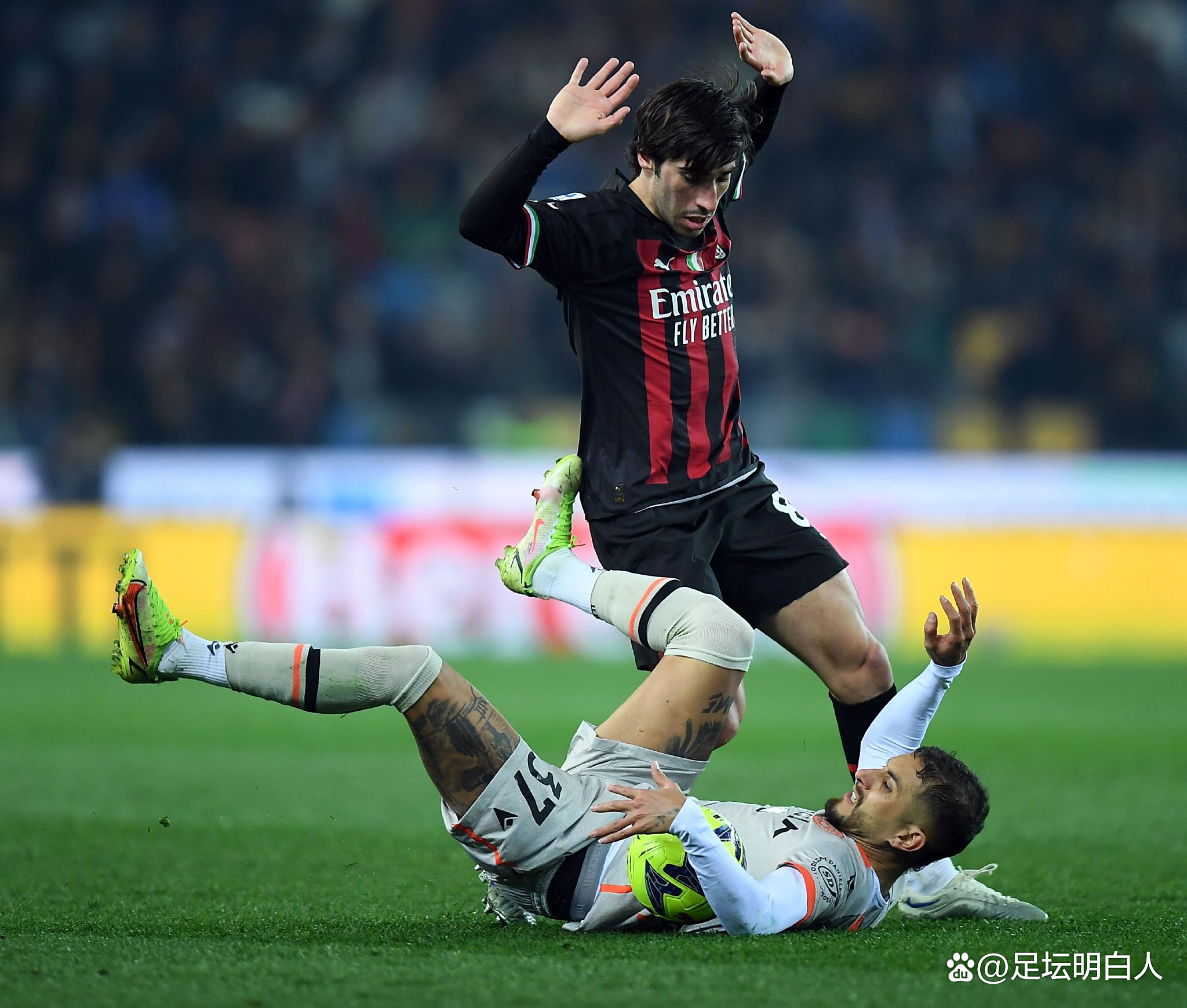 巴伦西亚大胜西班牙人，AC米兰客场击败那不勒斯