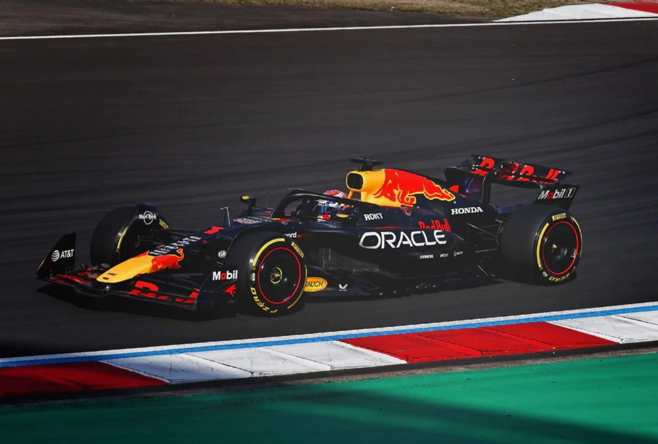 红牛车队逆转雷诺车队，皮亚斯特里关键制胜的简单介绍