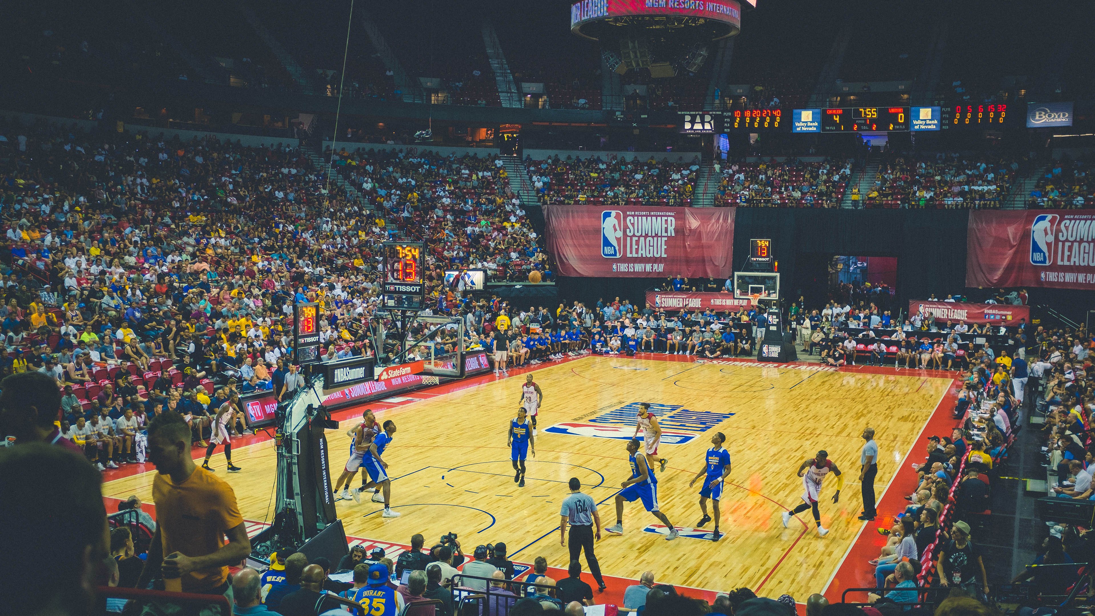 跨界双线作战，米切尔的球场火力与火箭的外线风暴在平行宇宙中相遇